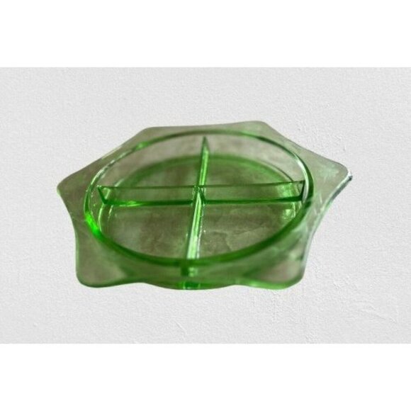 Vtg GREEN DEPRESSION GLASS SERVICE PIECE QUARTER SECTIONED ETCHED TABLEWARE - Picture 1 of 6